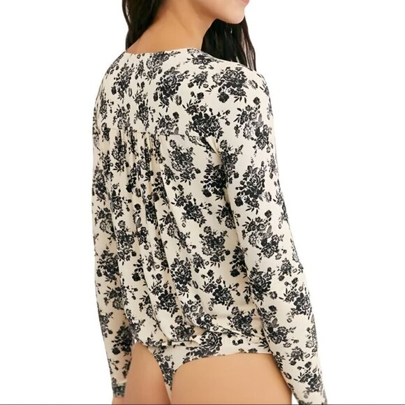 Free People ✦ Floral Print Deep V Bodysuit ✦ Long Sleeve Stretchy Size S NWT - Picture 4 of 16